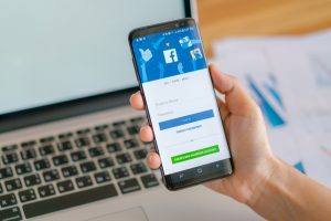 Daugelyje šalių buvo sutrikusi „Facebook“, „Messenger“ ir „Instagram“ veikla 