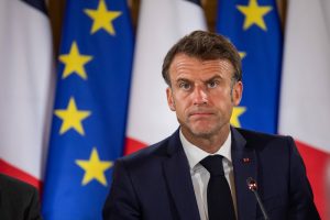 Prancūzijos policijai nušovus paauglį, E. Macronas šaukia pasitarimą dėl krizės