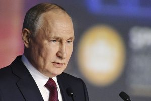 „The Washington Post“: V. Putinui teks rinktis tarp karo ir Rusijos ekonomikos gelbėjimo