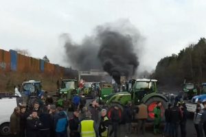 Prancūzijoje greitkelius užblokavę ūkininkai: taip, mes erziname, trukdome žmonėms!