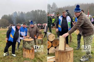 A. Lukašenka kviečia į Baltarusiją atvykti ir lietuvius: nusifotografavo su kirviu ir malkomis