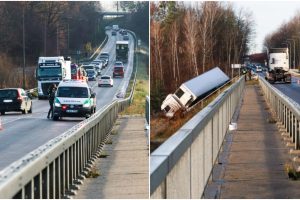 Rytinio chaoso įkaitai – ir ugniagesiai gelbėtojai: taranuota įvykio vieton skubėjusi autocisterna