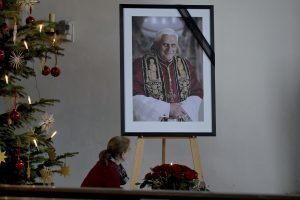 Lietuvos vyskupai ragina tikinčiuosius melstis už mirusį popiežių Benediktą XVI