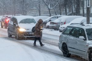 Eismo sąlygas beveik visoje Lietuvoje sunkina snygis, pustymas ir plikledis