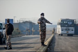 Nelaimė Indijoje: autobusui įkritus į upę žuvo dešimtys žmonių