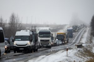 Kelininkai perspėja: naktį eismo sąlygas sunkins snygis ir plikledis