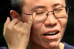 Kinija spaudžiama suteikti laisvę mirusio disidento našlei