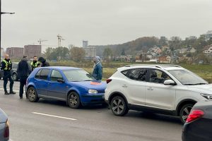 Karaliaus Mindaugo pr. vairuotojai nesutarė, kuris kaltas: prireikė pareigūnų