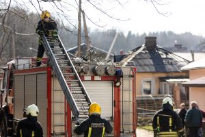 Aliarmas pakaunėje: ugniagesiai iškviesti gesinti degančio pečiaus