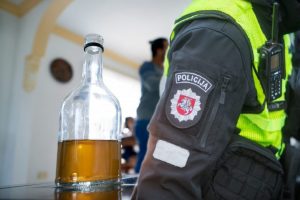 Siūloma didinti baudas azartinių lošimų, alkoholio ir narkotikų vartojimo „taškams“