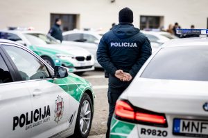 Išpuolis prieš Kauno policiją: apgadinti komisariato kieme stovėję tarnybiniai automobiliai