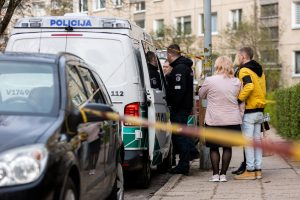 Kruvina drama Panevėžyje: per policijos sulaikymą vyras peiliu dūrė sau į pilvą