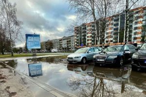 Aikštelė – neįveikiama kliūtis: vairuotojai skęsta duobėse   