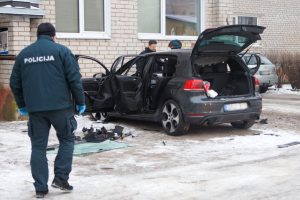 Kaltinamieji automobilio Šančiuose susprogdinimu prisipažino keršiję už draugo nužudymą   