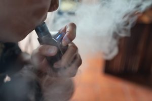 Elektroninės cigaretės – tik vaistinėse ir su gydytojo receptu: gyventojai tai vadina absurdu