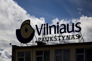 Mirtis tykojo darbe: užsimušė nuo laiptų nukritęs „Vilniaus paukštyno“ darbuotojas