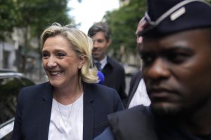 Apklausos Prancūzijoje: M. Le Pen partija pirmauja, bet yra toli iki absoliučios daugumos