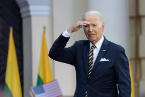 Bidenas pasirašė JAV vyriausybės finansavimo įstatymą