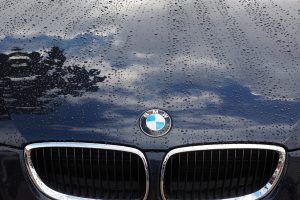 Nuo skardžio į mokyklos stadioną nuriedėjo BMW