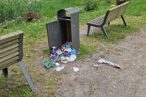 Vandalų taikinys Malūno parke – šiukšlinės