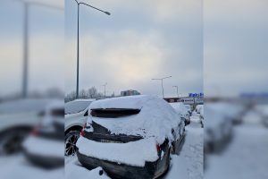 Apsnigti automobiliai kelia pavojų