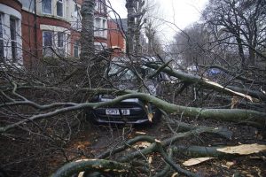 JK ir Airiją užklupus audrai, tūkstančiai žmonių liko be elektros, nevažiuoja traukiniai