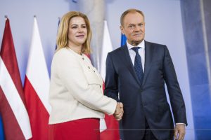 Lenkijos premjeras svarsto galimybę įvesti embargą Rusijos produkcijai