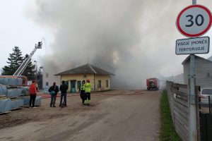 Dėl gaisro Kretingoje galima oro tarša bei draudžiamas automobilių eismas Klaipėdos gatvėje