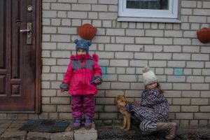 Ukraina: iš Rusijos kontroliuojamų teritorijų grįžo 10 vaikų