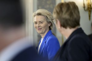 Europos Komisijos vadovė dėl plaučių uždegimo atšaukia kelionių planus