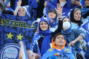 Iranietėms pirmąkart nuo 1979-ųjų leista gyvai stebėti futbolo čempionato rungtynes