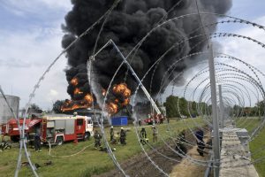 Ukraina teigia smogusi šaudmenų sandėliui Rusijos teritorijoje