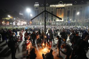  Sakartvele jau aštuntą vakarą iš eilės į mitingą renkasi protestuotojai