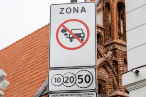 Dėl mažos taršos zonos automobilių srautas Kauno senamiestyje ženkliai sumažėjo 