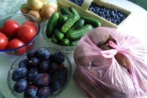 Atpigo: turguje – itin mažos agurkų, pomidorų ir šilauogių kainos