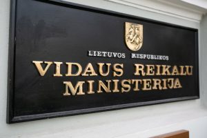 VRM atmeta kritiką dėl proaktyvių institucijų veiksmų naikinant Lietuvos pilietybes