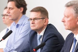 Kreipėsi į A. Dulkį: įtaria, kad ministerija vienašališkai pratęsė COVID-19 vakcinų užsakymą 