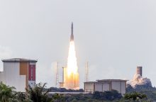 Pirmą kartą sėkmingai paleista europiečių gamybos raketa „Ariane 6“