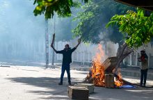 Protestuotojai Bangladeše padegė valstybinės televizijos būstinę