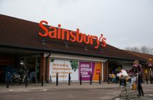 „Sainsbury's“ masiškai uždaro kavines ir atleidžia darbuotojus