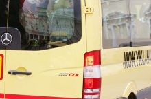 Plungės rajone – skaudi avarija: partrenktas iš mokyklinio autobuso išbėgęs vaikas