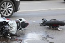 Sostinės sankryžoje susidūrė automobilis ir motociklas – sužalotas vienas žmogus