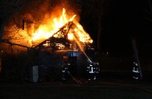 Marijampolės savivaldybėje – gaisras: supleškėjo penkių šeimų namas