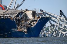 Baltimorės tiltą sugriovęs laivas bus iškeltas pirmadienį