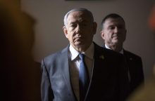 Izraelio karo kabineto narys grasina atsistatydinti