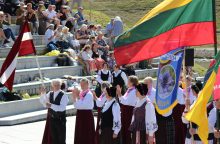 Festivalis „Bunda jau Baltija“: trijų tautų šokėjai sukosi drauge