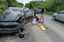 Avarija Kaunas-Prienai kelyje: iš sulamdyto automobilio ištraukta moteris išvežta į ligoninę