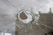 Vyras Vilniuje išdaužė policijos komisariato langus