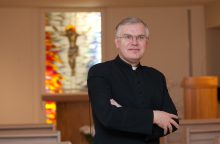 Dėl pornografijos baustas kunigas S. Grigas paskirtas Pal. Matulaičio parapijos rezidentu 