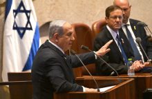 B. Netanyahu pareiškė, kad Iranas siekia sukaupti branduolinių bombų atsargas ir sunaikinti Izraelį